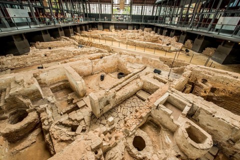 Die Ruinen eines alten Marktplatzes in der archäologischen Stätte und dem Museum des Kultur- und