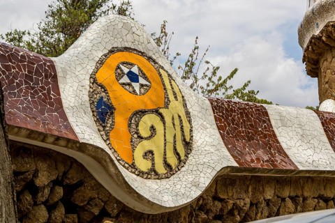Der von Antoni Gaudi entworfene moderne Park Güell befindet sich auf dem Carmet-Hügel in Barcelona,