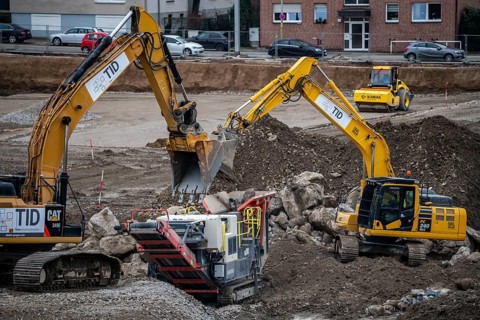 Construction site, processing of a building site, shredding of building rubble, excavators fill