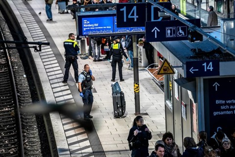 Police action at Hamburg central station, in the evening rush hour, an abandoned suitcase was