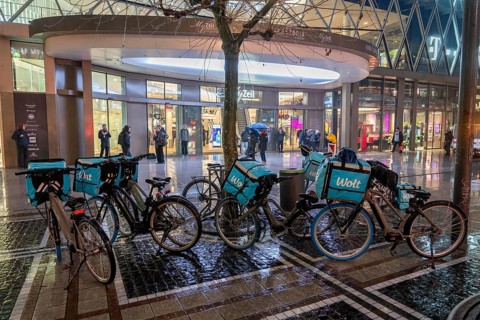 Wolt delivery service, delivery bikes on the Zeil shopping street in Frankfurt am Main, waiting for