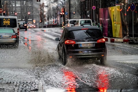 Winter, rainy weather, freezing rain, large puddle, puddle of water, in the city centre, Grosse