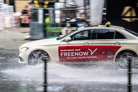 Winter, rainy weather, freezing rain, large puddle, puddle of water, in the city centre, Grosse