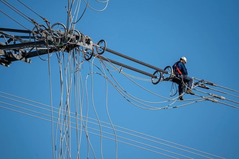 New construction of a 380 kV extra-high-voltage overhead line, with 23 pylons over a length of 7.5