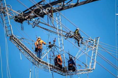 New construction of a 380 kV extra-high-voltage overhead line, with 23 pylons over a length of 7.5