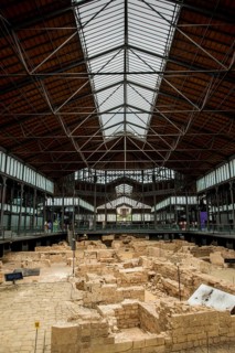 Die Ruinen eines alten Marktplatzes in der archäologischen Stätte und dem Museum des Kultur- und