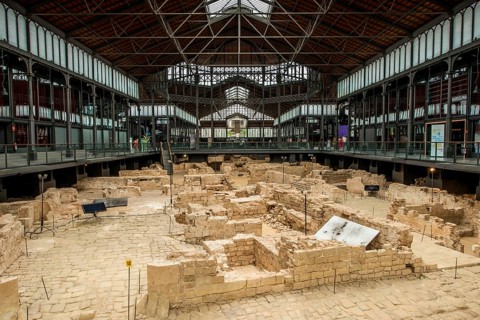 Die Ruinen eines alten Marktplatzes in der archäologischen Stätte und dem Museum des Kultur- und