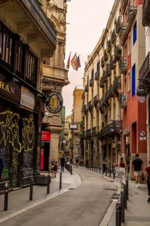 Enge Strasse im gotischen Viertel (Barri Gotic) der Altstadt, Barcelona, Spanien