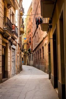 Enge Strasse im gotischen Viertel (Barri Gotic) der Altstadt, Barcelona, Spanien