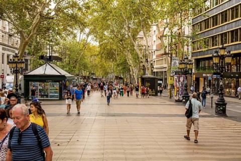 Der von Bäumen gesäumte Boulevard La Rambla, Barcelona, Spanien