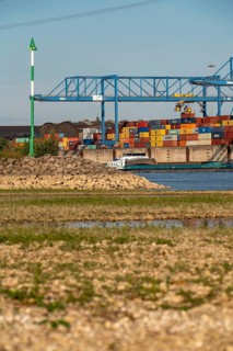 Container handling centre, Gateway West Terminal, Logport 2, cargo ship on the Rhine, at extremely