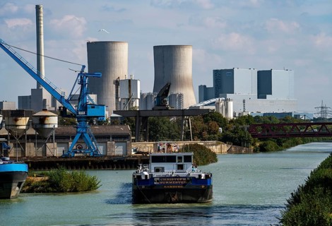 Datteln-Hamm Canal, harbour near Hamm-Uentrop, behind the RWE power plant Westfalen, coal-fired