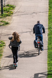 Cycle path, e-scooter and bicycle, Düsseldorf, North Rhine-Westphalia, Germany, Europe