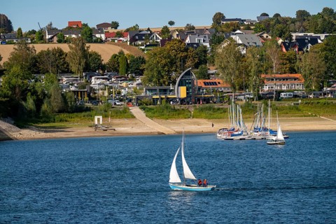 Lake Möhne, reservoir in the northern Sauerland, sailing boats, extremely low water level of the