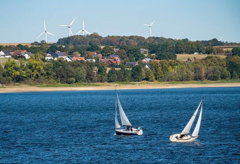 Lake Möhne, reservoir in the northern Sauerland, sailing boats, extremely low water level of the