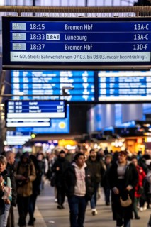 Display boards at Hamburg central station, evening rush hour, in front of another GDL, train