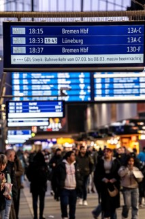 Display boards at Hamburg central station, evening rush hour, in front of another GDL, train