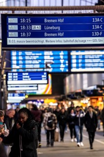 Display boards at Hamburg central station, evening rush hour, in front of another GDL, train