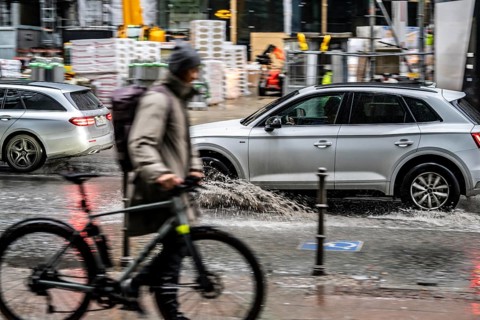 Winter, rainy weather, freezing rain, large puddle, puddle of water, in the city centre, Grosse