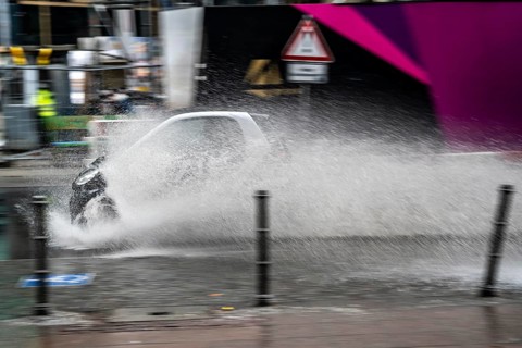 Winter, rainy weather, freezing rain, large puddle, puddle of water, in the city centre, Grosse