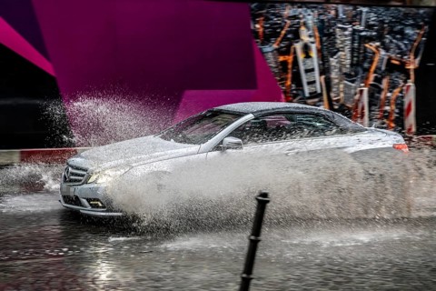 Winter, rainy weather, freezing rain, large puddle, puddle of water, in the city centre, Grosse