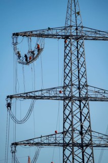 New construction of a 380 kV extra-high-voltage overhead line, with 23 pylons over a length of 7.5