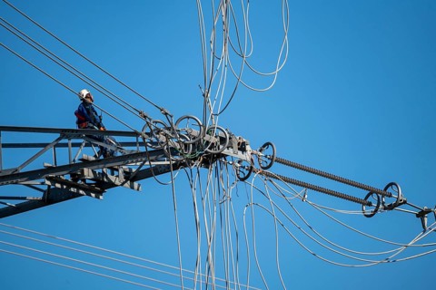 New construction of a 380 kV extra-high-voltage overhead line, with 23 pylons over a length of 7.5
