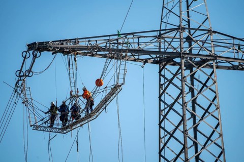 New construction of a 380 kV extra-high-voltage overhead line, with 23 pylons over a length of 7.5
