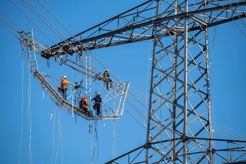 New construction of a 380 kV extra-high-voltage overhead line, with 23 pylons over a length of 7.5
