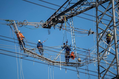 New construction of a 380 kV extra-high-voltage overhead line, with 23 pylons over a length of 7.5
