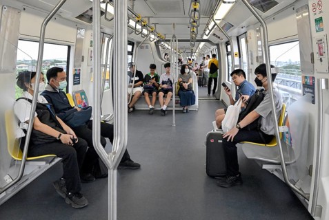 Skytrain MRT passengers