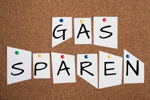 Save gas is standing in german language on the bulletin board, increase energy costs, regulations