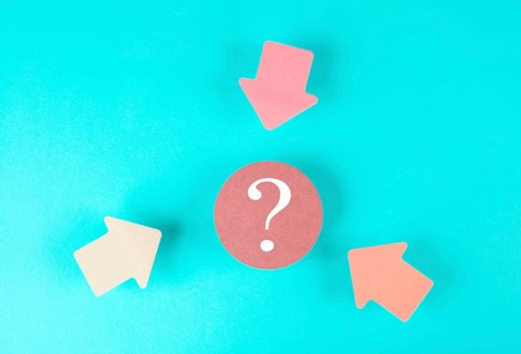 Arrows pointing to a question mark in the middle looking for an answer, searching for knowledge,