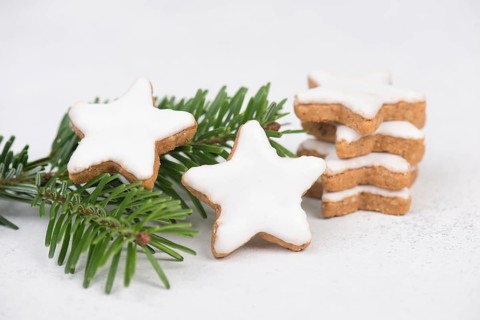 Cinnamon stars, traditional german christmas cookies, gingerbread, empty copy space