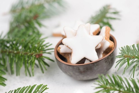 Cinnamon stars, traditional german christmas cookies, gingerbread, empty copy space