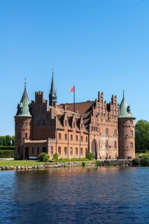 Egeskov moated castle, KvÃ¦rndrup near Svenborg, Svendburg, flag, architecture, round corner