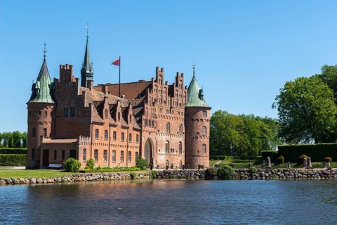 Egeskov moated castle, KvÃ¦rndrup near Svenborg, Svendburg, flag, architecture, round corner