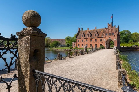 Bridge, approach to Egeskov moated castle, KvÃ¦rndrup near Svenborg, Svendburg, iron railings,