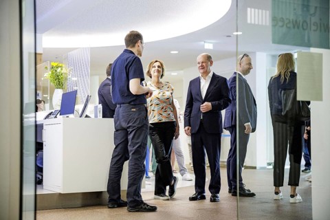 (R-L) Olaf Scholz, Federal Chancellor (SPD), and Britta Ernst join the queue to cast their vote for