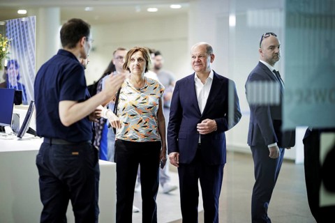 (R-L) Olaf Scholz, Federal Chancellor (SPD), and Britta Ernst join the queue to cast their vote for