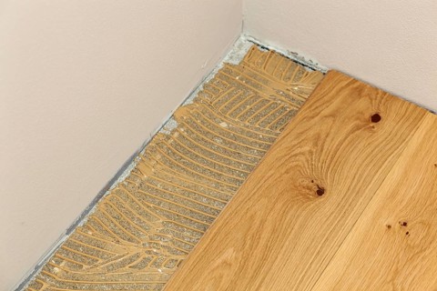 Installation of oak parquet with adhesive