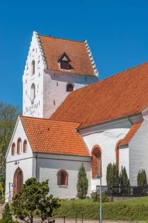 Lindelse Kirke, typical Danish church from 1830, whitewashed, red tiled roof, hill, church tower