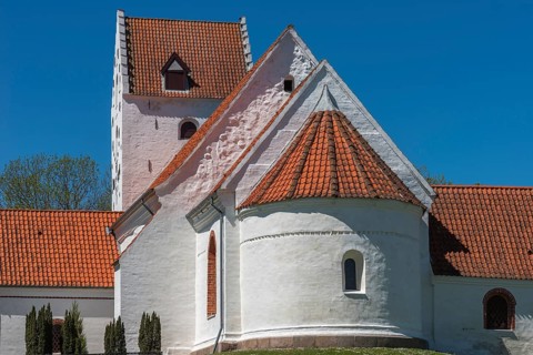 Lindelse Kirke, typical Danish church from 1830, whitewashed, red tiled roof, hill, steeple with
