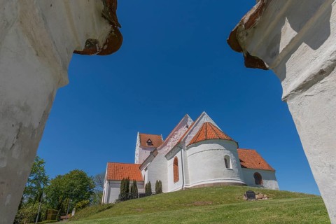 Lindelse Kirke, typical Danish church from 1830, whitewashed, red tiled roof, hill, apse,
