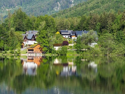 Morning atmosphere, reflection, houses on the lakeshore in the morning light, Grundlsee,