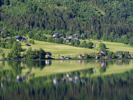 Morning atmosphere, reflection, houses on the lakeshore in the morning light, Grundlsee,