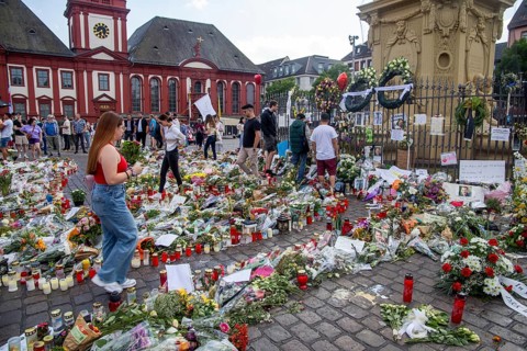 Mannheim: Laying of flowers and sympathy at Marktplatz, the site of the fatal knife attack on a
