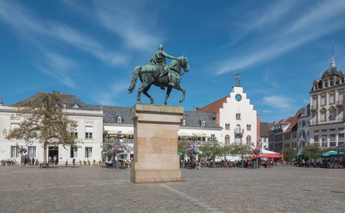 Town Hall Square, Rathausplatz with Old Department Store and Böckingsches Palais, monument to