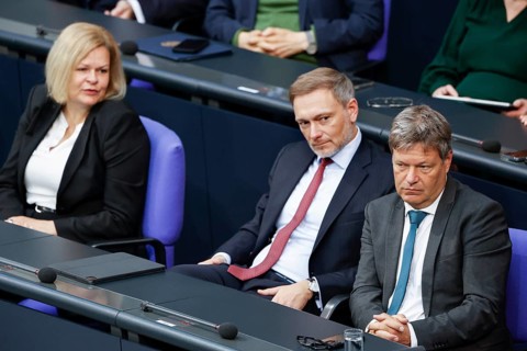 Federal Minister of Economics Robert Habeck, Federal Minister of Finance Christian Lindner, centre,