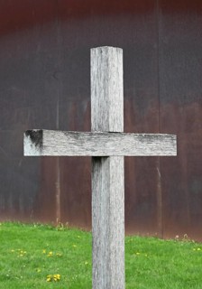 The wooden memorial cross of the Sophiengemeinde commemorates bomb victims of the Second World War